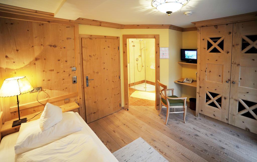 Thermal-Badhotel Kirchler Tux Oda fotoğraf