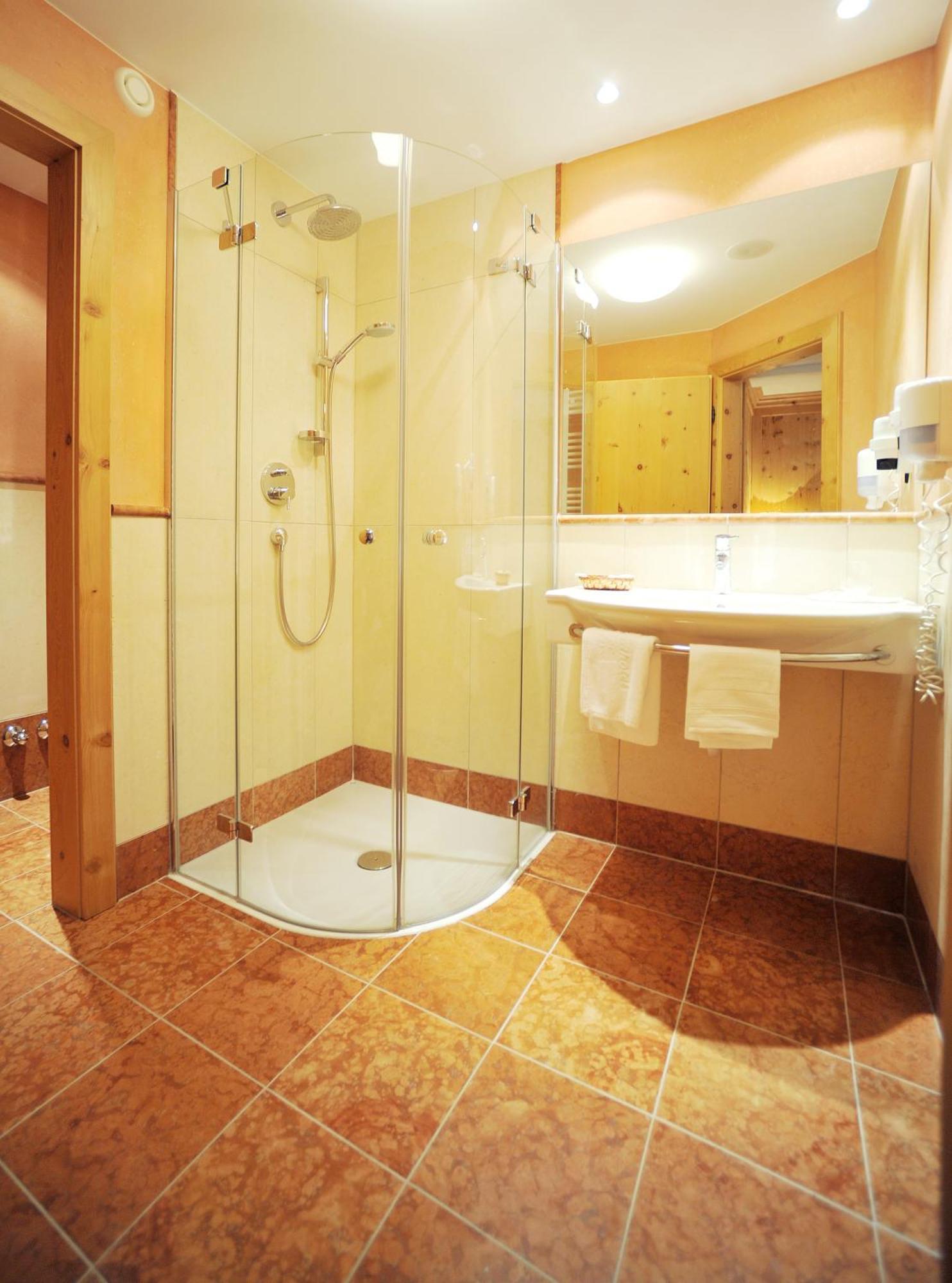 Thermal-Badhotel Kirchler Tux Oda fotoğraf
