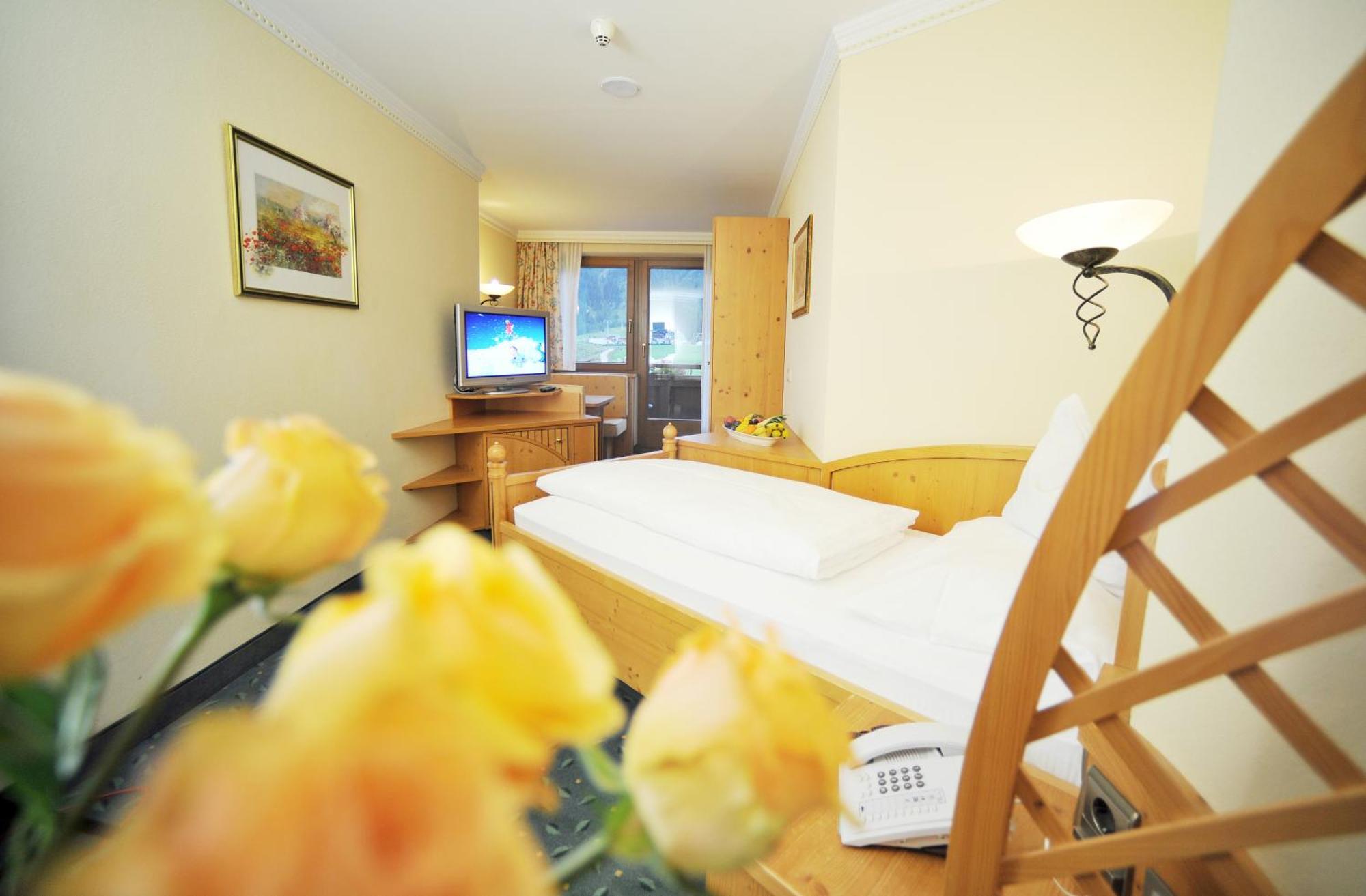 Thermal-Badhotel Kirchler Tux Oda fotoğraf