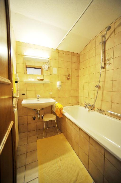 Thermal-Badhotel Kirchler Tux Oda fotoğraf