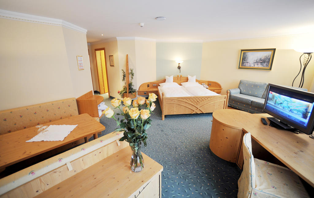 Thermal-Badhotel Kirchler Tux Oda fotoğraf