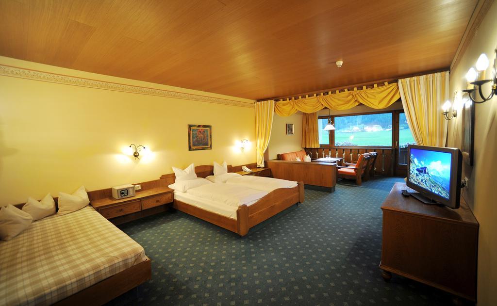 Thermal-Badhotel Kirchler Tux Oda fotoğraf