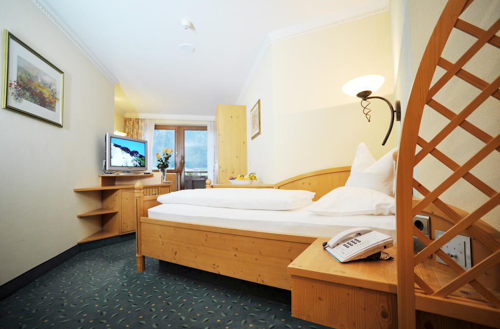 Thermal-Badhotel Kirchler Tux Oda fotoğraf