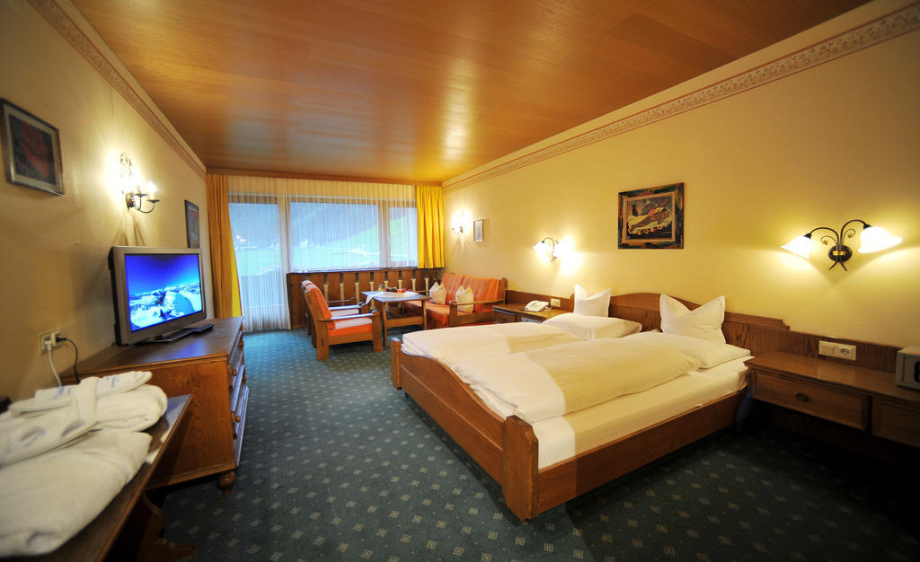 Thermal-Badhotel Kirchler Tux Oda fotoğraf