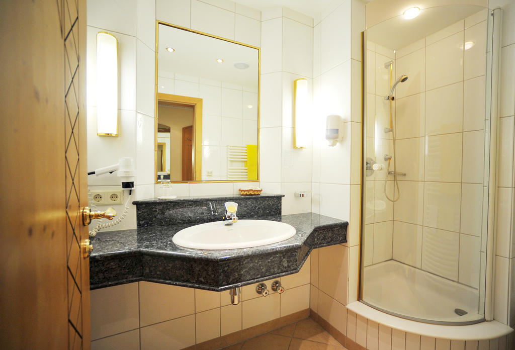 Thermal-Badhotel Kirchler Tux Oda fotoğraf